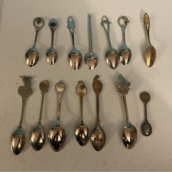 Vintage collection of silver coloured decorative spoons from  B.C. - lot of 14 - Picture 2 of 8